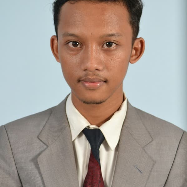 The same photo resized to 600 × 600 pixels